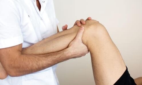 zdravnik pregleda koleno zaradi artroze